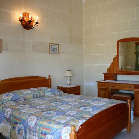 בית נופש Sylvia' S Millhouse Kerċem