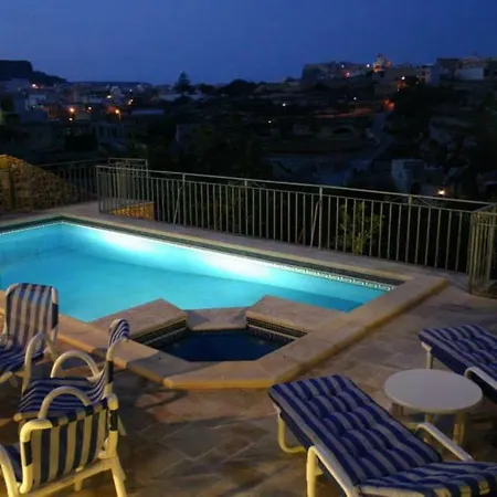 בית נופש Sylvia' S Millhouse Kerċem